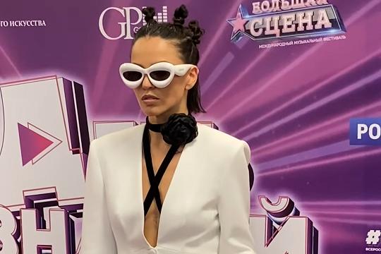 Соседка обвинила певицу Zivert в самозахвате земли в элитном поселке