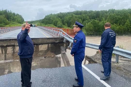 Десятки российских туристов застряли в Бурятии из-за размытого моста