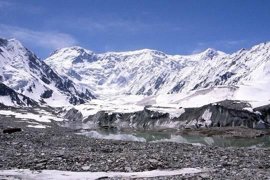 Спасатели вновь не смогли добраться до застрявшей на пике Победы в Киргизии российской альпинистки