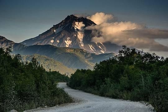 Спасатели эвакуируют с Вилючинского вулкана на Камчатке трёх травмированных туристов