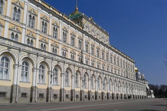 Стала известна причина визита советника Макрона в Москву