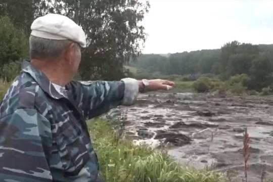 Староста села Елбаши показал журналистам засыпанную шлаком «Сибантрацита» реку Елбаш и уничтоженное озеро Светлинское