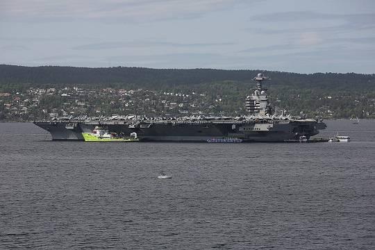 Трамп: Иран атаковал авианосец США с 17 сторон