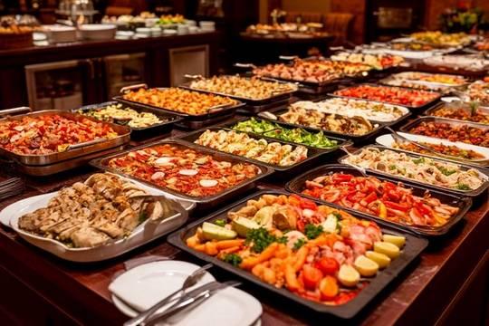 Турецкий отельер рассказал о повторном использовании блюд со шведского стола