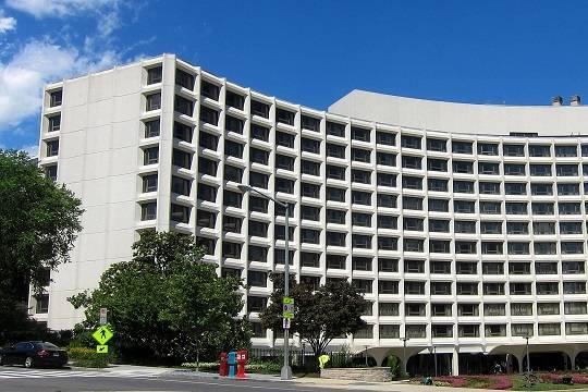 Учитель из Калифорнии открыл стрельбу на ужине Трампа в проклятом отеле, где пуля Хинкли пробила легкое Рейгану