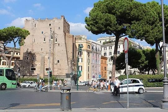 В центре Рима обрушилась старинная башня, на месте ищут пострадавших