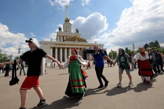В День России на ВДНХ устроили массовый хоровод дружбы