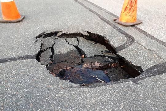 В ГД предложили отменять штрафы за нарушения ПДД из-за ям на дорогах