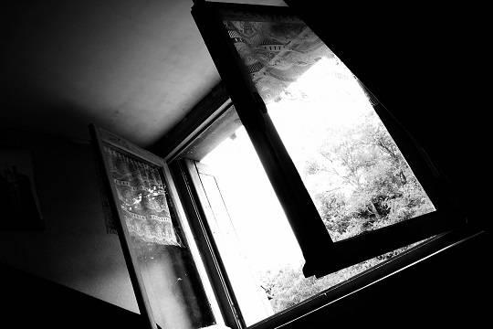 В Казахстане женщина выбросила из окна двоих детей