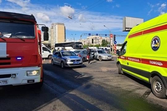В массовом ДТП в Санкт-Петербурге столкнулись 13 машин и пострадали 11 человек