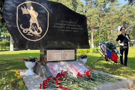 В Подмосковье открыли памятник сотрудникам спецподразделений МВД, погибшим при выполнении служебного долга