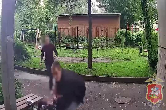 В Подмосковье правоохранители задержали курьера обманувших пенсионерку мошенников