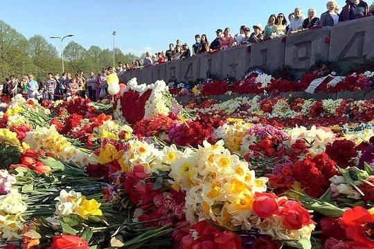 В Риге трактором убрали возложенные на 9 мая цветы у памятника Освободителям