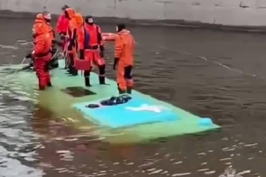 В Санкт-Петербурге пассажирский автобус упал в реку Мойку: есть погибшие