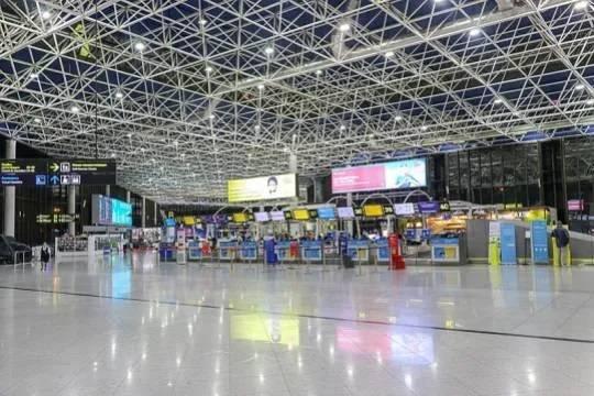 В Сочи отменили десятки рейсов из-за тумана: сотни пассажиров ожидают вылета в аэропорту