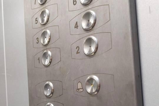 В Югре из неисправного лифта в поликлинике вызволили женщину с ребёнком