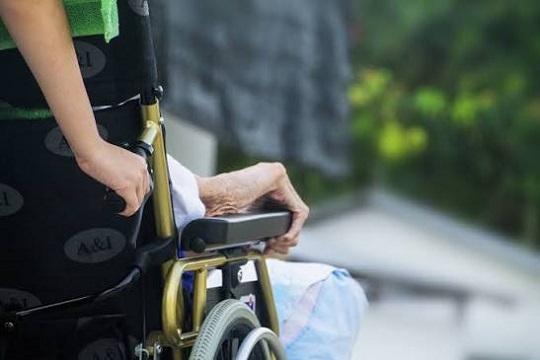 Во Владивостоке против сиделки возбудили дело за истязание пенсионерки
