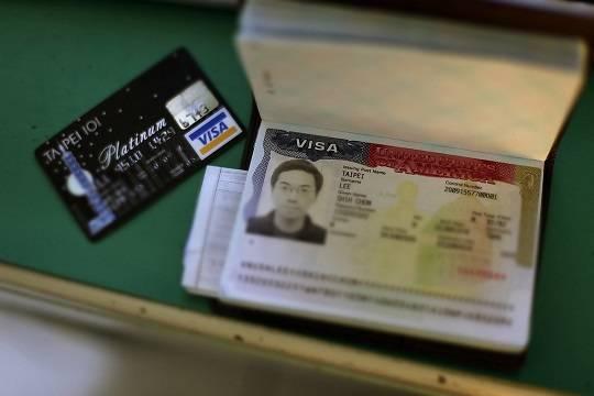 Во время второго срока Дональда Трампа США аннулировали 175 тысяч виз иностранцев