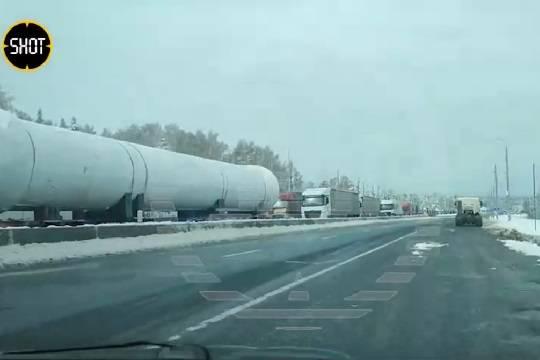 Водители вторые сутки стоят на трассе Пермь – Екатеринбург из-за снежного коллапса