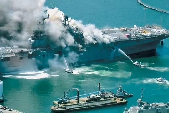 Военные корабли горят и тонут в мирное время