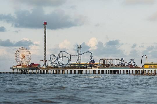 Застрявшие на высоте 30 метров посетители парка аттракционов ждали помощи несколько часов